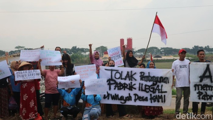 Warga Gadingrejo, Pati, gelar doa bersama tolak pabrik cor beton, Selasa (13/5/2025).