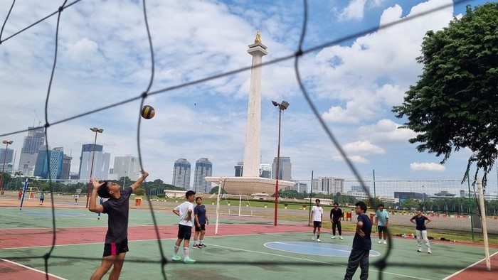 Warga Jakarta memanfaatkan libur panjang Hari Raya Waisak 2025 dengan berolahraga di Monas. (Taufiq/detikcom)
