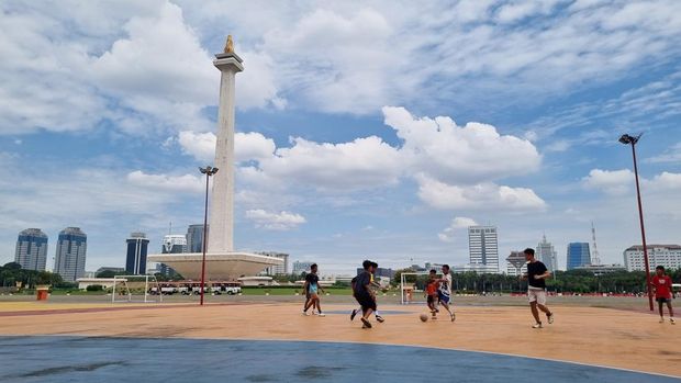 Warga Jakarta memanfaatkan libur panjang Hari Raya Waisak 2025 dengan berolahraga di Monas. (Taufiq/detikcom)