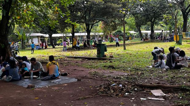 Warga Jakarta piknik di Ragunan di libur panjang Hari Raya Waisak 2025. (Rumondang/detikcom)
