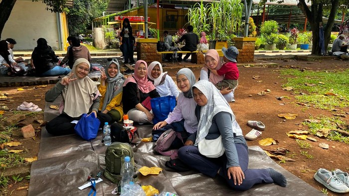 Warga Jakarta piknik di Ragunan di libur panjang Hari Raya Waisak 2025. (Rumondang/detikcom)