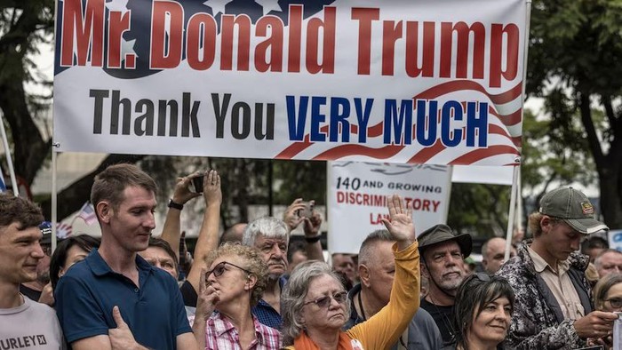 Warga kulit putih Afrika Selatan berkumpul untuk mendukung Presiden AS Donald Trump. (AFP: Marco Longari)