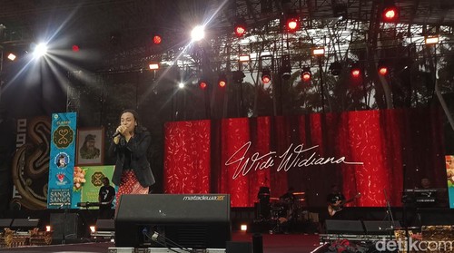 Penampilan penyanyi pop Bali Widi Widiana di konser ulang tahun Sanga Sanga di Gianyar, Selasa (13/5/2025).
