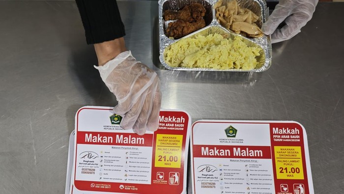 Pekerja mengemas paket makan malam bagi jamaah calon haji Indonesia di dapur Raghaeb Catering, Makkah, Arab Saudi, Selasa (13/5/2025). Panitia Penyelenggara Ibadah Haji (PPIH) Arab Saudi menyediakan 55 dapur di Makkah untuk memasok paket makanan bagi jamaah calon haji Indonesia sebanyak 203.320 orang yang terbagi dalam empat paket makanan yakni makan selamat datang/pulang, makan pagi, makan siang, dan makan malam. ANTARA FOTO/Andika Wahyu/wpa.