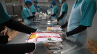 Setiap jemaah akan mendapatkan empat jenis paket makanan, yakni makan selamat datang atau pulang, makan pagi, makan siang, dan makan malam. Menu yang disediakan pun telah disesuaikan dengan cita rasa Indonesia agar tetap akrab di lidah para jemaah selama di Tanah Suci.  