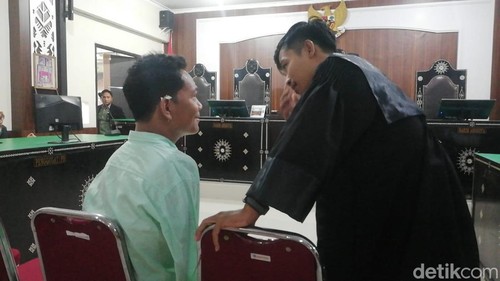 Terdakwa I Wayan Agus Suartama saat berbisik dengan salah satu penasihat hukumnya di PN Mataram, Rabu (14/5/2025). (Foto : Abdurrasyid Efendi/detikBali).