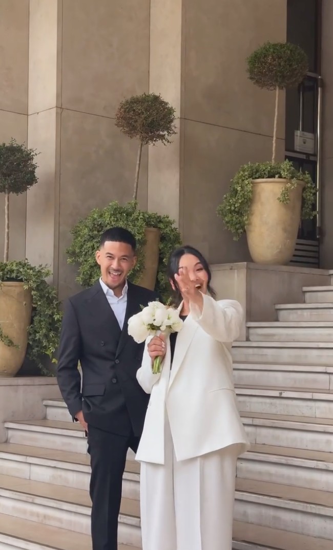 Tepat pada 5 Mei 2025 Alexandra Daguise resmi menikah dengan kekasihnya, Rhony Sutriesno. Upacara pernikahan digelar di kantor Balaikota Paris secara sipil. Foto: Instagram/@alexandra.dgs