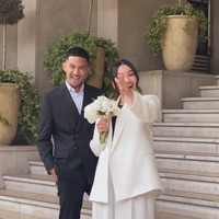 Tepat pada 5 Mei 2025 Alexandra Daguise resmi menikah dengan kekasihnya, Rhony Sutriesno. Upacara pernikahan digelar di kantor Balaikota Paris secara sipil. Foto: Instagram/@alexandra.dgs