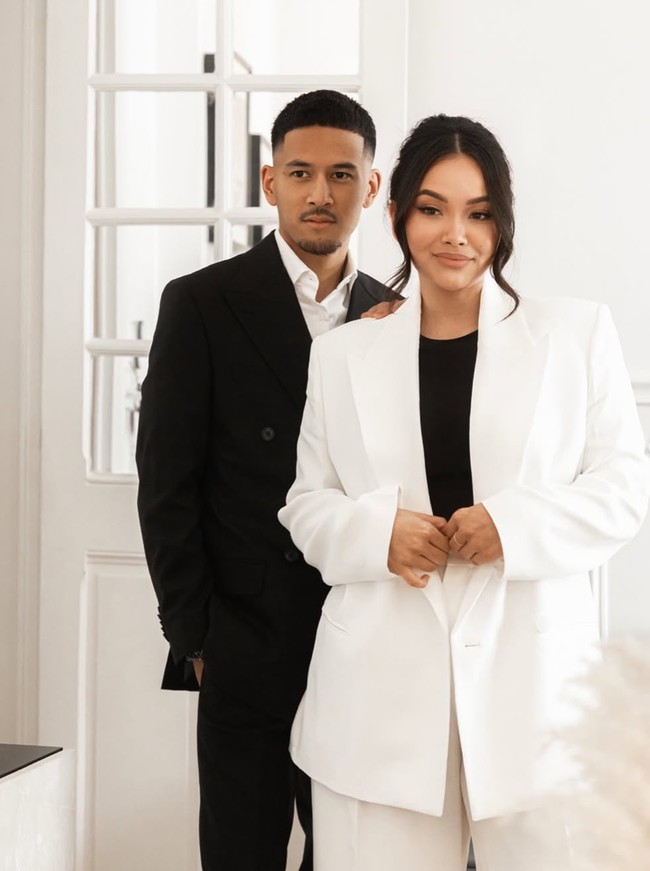 Di hari bahagianya, Alexandra dan Rhony tampil kompak dalam balutan busana blazer yang simpel berwarna hitam-putih. Rhony memadukan kemeja putih dengan setelan blazer berwarna hitam. Sementara Alexandra memadukan kaos hitam dengan setelan blazer berwarna putih. Foto: Instagram/@alexandra.dgs