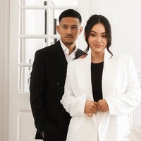 Di hari bahagianya, Alexandra dan Rhony tampil kompak dalam balutan busana blazer yang simpel berwarna hitam-putih. Rhony memadukan kemeja putih dengan setelan blazer berwarna hitam. Sementara Alexandra memadukan kaos hitam dengan setelan blazer berwarna putih. Foto: Instagram/@alexandra.dgs