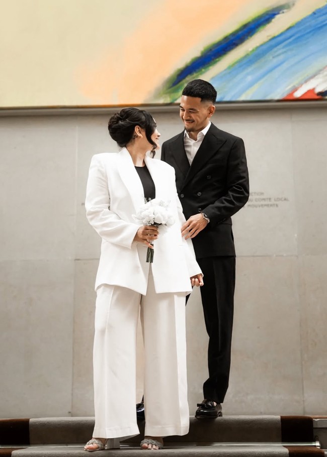 Seperti layaknya pengantin, Alexandra juga memegang buket bunga. Untuk memadukan dengan gaya simpel elegannya, Alexandra memilih bunga berwarna putih, senada dengan blazer yang dikenakan. Foto: Instagram/@alexandra.dgs