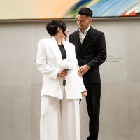 Seperti layaknya pengantin, Alexandra juga memegang buket bunga. Untuk memadukan dengan gaya simpel elegannya, Alexandra memilih bunga berwarna putih, senada dengan blazer yang dikenakan. Foto: Instagram/@alexandra.dgs