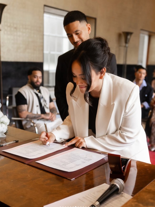 Rambutnya ditata dengan model messy bun yang menyisakan kedua poni panjang pada bagian depannya. Meski tak mengenakan gaun pengantin namun penampilan Alexandra tetap terlihat menawan. Foto: Instagram/@alexandra.dgs