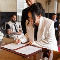 Rambutnya ditata dengan model messy bun yang menyisakan kedua poni panjang pada bagian depannya. Meski tak mengenakan gaun pengantin namun penampilan Alexandra tetap terlihat menawan. Foto: Instagram/@alexandra.dgs