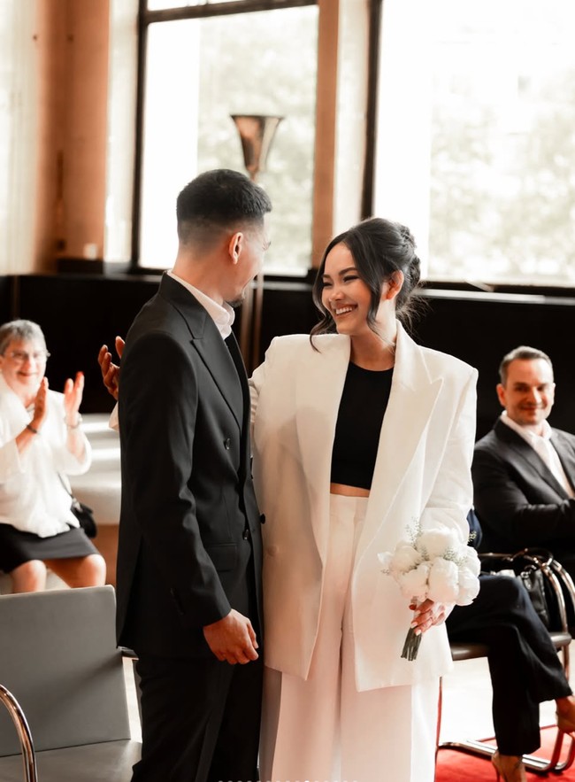 Melengkapi penampilannya, wanita 30 tahun itu juga memilih riasan wajah yang soft dan natural. Dengan lipstik bernuansa nude, kecantikan natural Alexandra jadi makin terpancar. Foto: Instagram/@alexandra.dgs