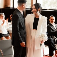 Melengkapi penampilannya, wanita 30 tahun itu juga memilih riasan wajah yang soft dan natural. Dengan lipstik bernuansa nude, kecantikan natural Alexandra jadi makin terpancar. Foto: Instagram/@alexandra.dgs