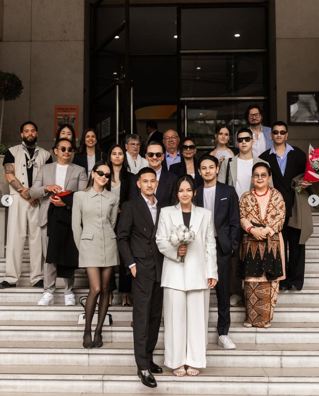 Tak hanya kedua pengantin, kerabat dan anggota keluarga yang hadir juga terlihat kompak bergaya formal dan simpel. Sebagian besar juga tampak mengenakan blazer yang didominasi warna hitam dan coklat. Foto: Instagram/@alexandra.dgs
