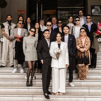 Tak hanya kedua pengantin, kerabat dan anggota keluarga yang hadir juga terlihat kompak bergaya formal dan simpel. Sebagian besar juga tampak mengenakan blazer yang didominasi warna hitam dan coklat. Foto: Instagram/@alexandra.dgs