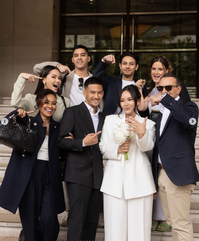 Banyak netizen yang memuji konsep pernikahan Alexandra yang simpel namun tetap elegan. Dari keterangan unggahannya sendiri diketahui bahwa Alexandra dan Rhony nantinya juga akan menggelar resepsi pernikahan di Bali. Foto: Instagram/@alexandra.dgs