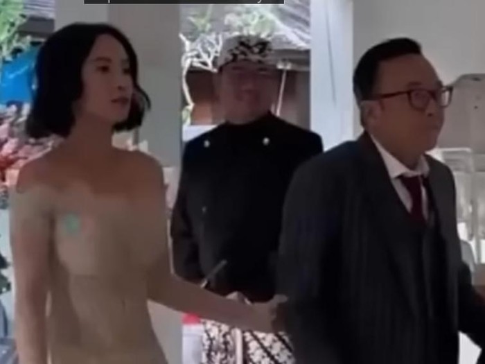 Ari Lasso datang dengan Dearly Joshu di kondangan Luna Maya.