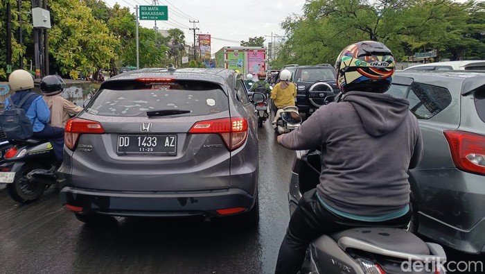 Arus lau lintas Jalan Perintis Kemerdekaan macet parah.
