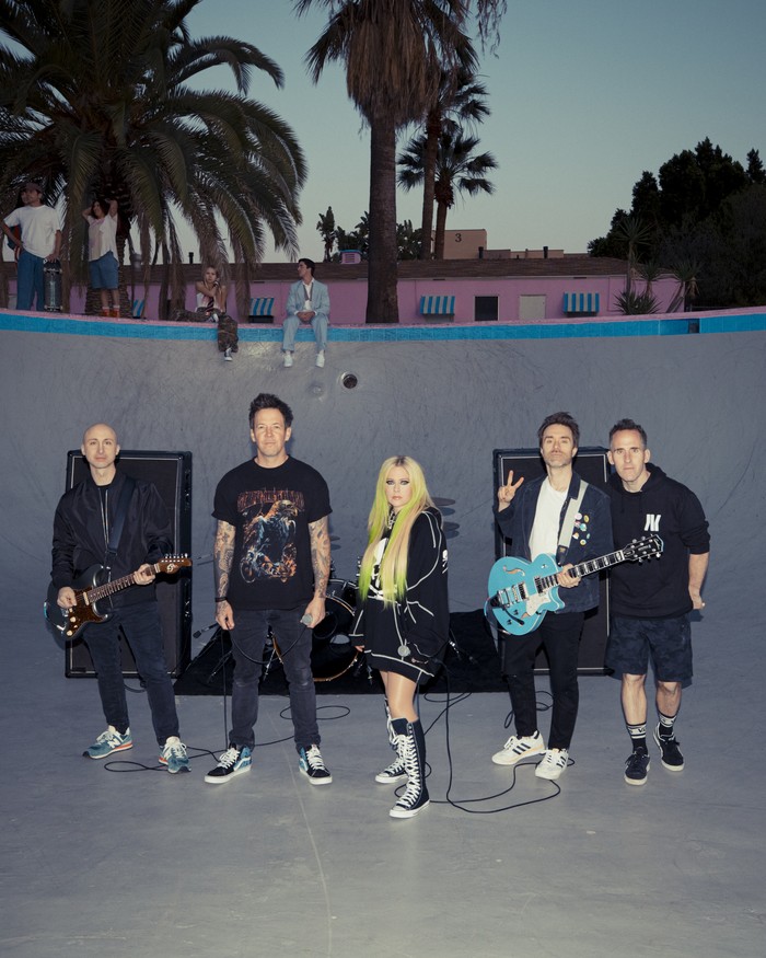 Avril Lavigne Avril Lavigne dan Simple Plan hadirkan lagu bertema nostalgia Young & Dumb.