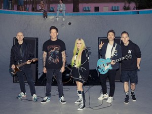Young & Dumb Refleksi Masa Muda Avril Lavigne-Simple Plan
