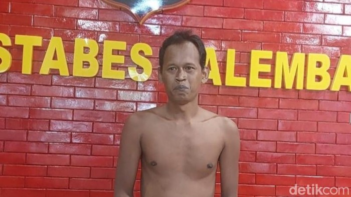 Bambang Julianto (38) tukang galon yang bacok pria paruh baya disabilitas saat diamankan di kantor polisi