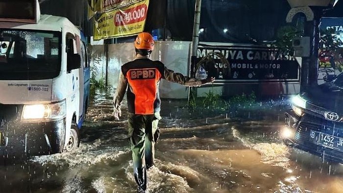 Banjir di Kolong Tol Meruya Jakbar Surut, Kendaraan Sudah Bisa Melintas