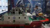 Para pengunjung melihat booth pameran Sea Indonesia 2025 di JiEXPO Kemayoran, Jakarta, Rabu (14/5/2025).