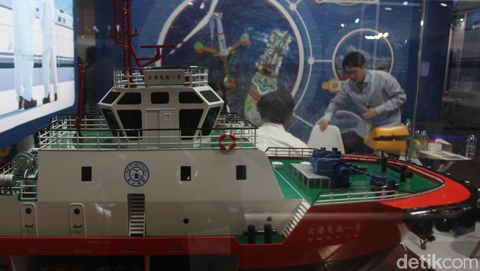 Berkunjung ke Pameran Industri Maritim Terbesar di Indonesia Para pengunjung melihat booth pameran Sea Indonesia 2025 di JiEXPO Kemayoran, Jakarta, Rabu (14/5/2025). Pameran industri kemaritiman tersebut menghadirkan lebih dari 150 perusahaan dari dalam dan luar negeri. Pameran akan berlangsung hingga lusa (16/5).