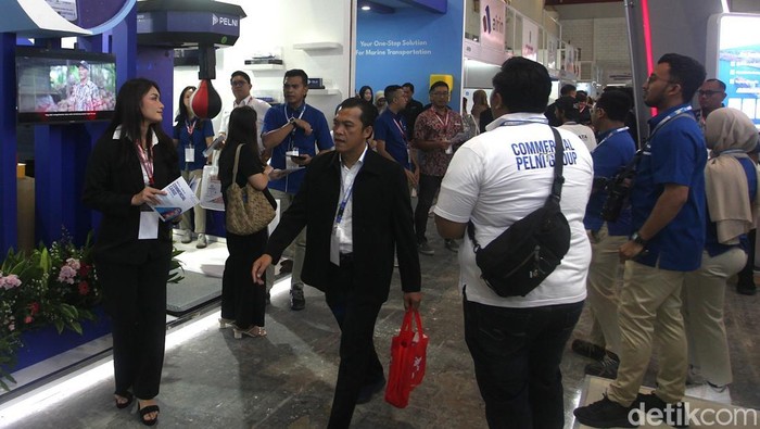 Para pengunjung melihat booth pameran Sea Indonesia 2025 di JiEXPO Kemayoran, Jakarta, Rabu (14/5/2025). Pameran industri kemaritiman tersebut menghadirkan lebih dari 150 perusahaan dari dalam dan luar negeri. Pameran akan berlangsung hingga lusa (16/5).