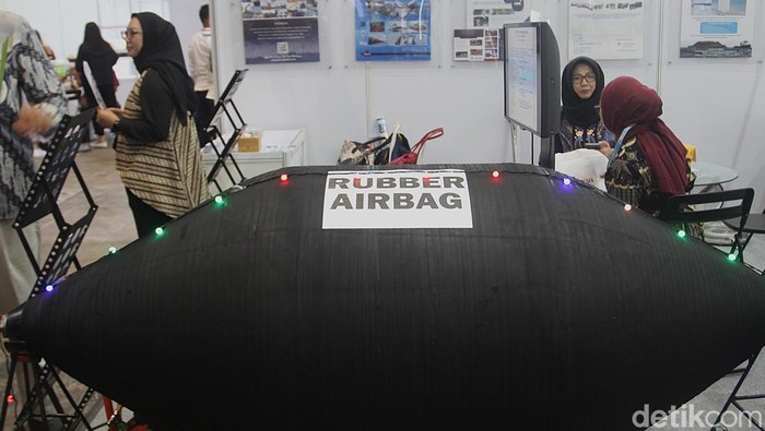 Para pengunjung melihat booth pameran Sea Indonesia 2025 di JiEXPO Kemayoran, Jakarta, Rabu (14/5/2025). Pameran industri kemaritiman tersebut menghadirkan lebih dari 150 perusahaan dari dalam dan luar negeri. Pameran akan berlangsung hingga lusa (16/5).
