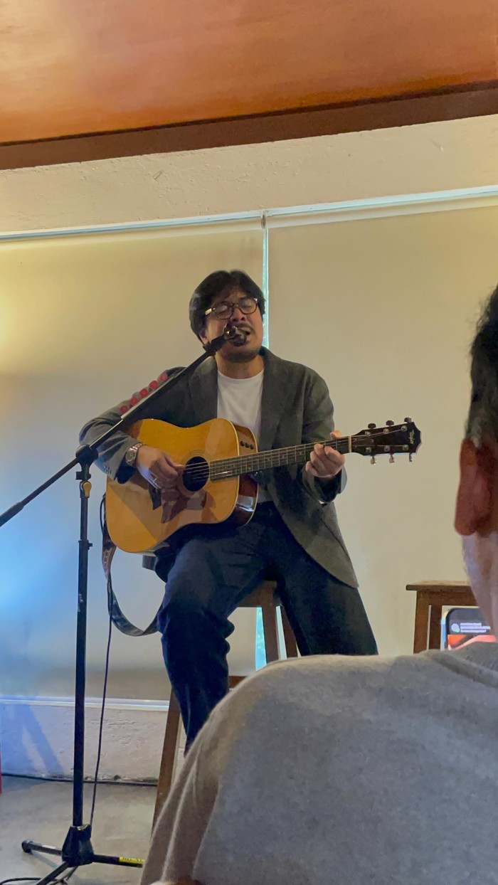 Bilal Indrajaya kembali dengan EP Dua Dunia yang rilis 16 Mei 2025. Album ini mengisahkan kerinduan dan tribute untuk Ade Paloh.