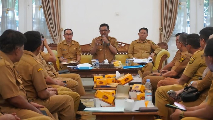 Bupati Asjap diapit Wabup Andreas dan Sekda Kabupaten Sukabumi Ade Suryaman.