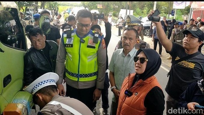 Bupati Gowa Husniah Talenrang bersama kepolisian saat raziah truk over kapasitas.