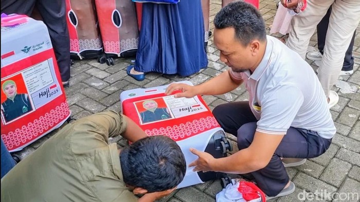 CJH Ponorogo pasang foto di koper masing-masing