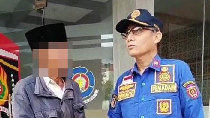 Damkar bersama petugas medis melepas cincin paralon di kemaluan kakek di Ngawi.