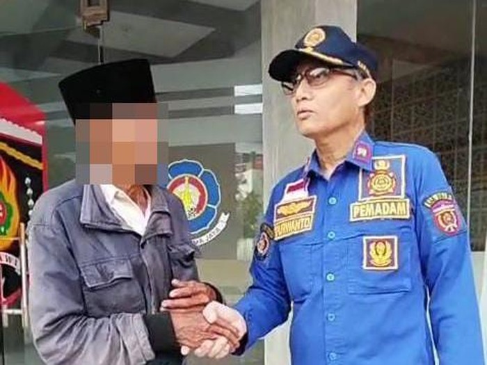 Damkar bersama petugas medis melepas cincin paralon di kemaluan kakek di Ngawi.