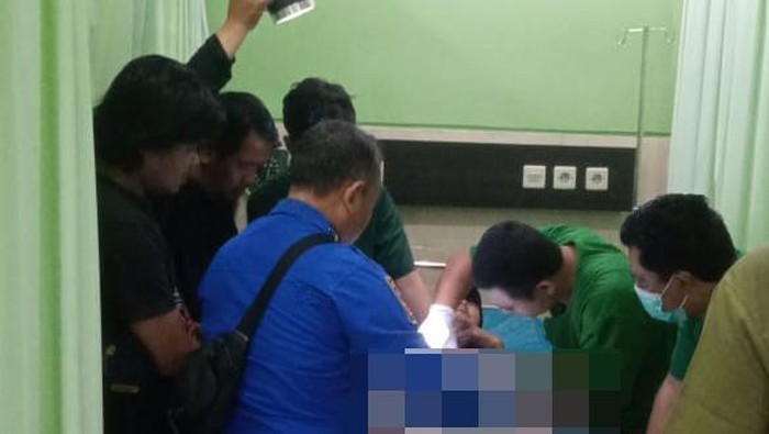 Damkar Bantu Lepaskan Pipa Paralon yang Nyangkut di Kelamin Kakek di Ngawi