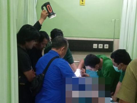 Damkar bersama petugas medis melepas cincin paralon di kemaluan kakek di Ngawi.