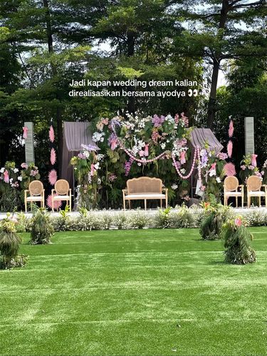 Vendor dekorasi pernikahan ini mengunggah ide janur pernikahan warna pink yang estetis, bisa menjadi inspirasi. Postingan tersebut langsung viral di media sosial.