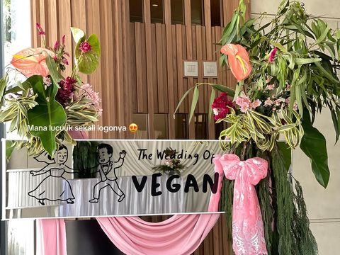 Vendor dekorasi pernikahan ini mengunggah ide janur pernikahan warna pink yang estetis, bisa menjadi inspirasi. Postingan tersebut langsung viral di media sosial.