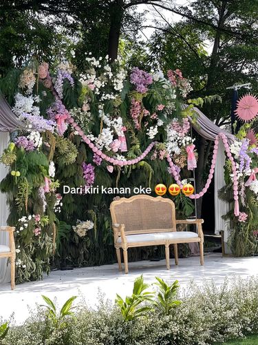 Vendor dekorasi pernikahan ini mengunggah ide janur pernikahan warna pink yang estetis, bisa menjadi inspirasi. Postingan tersebut langsung viral di media sosial.