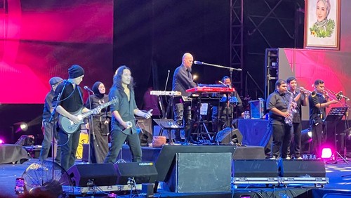 Dewa19 featuring Elo menjadi pamungkas dalam perayaan ulang tahun pertama Sanga Sanga di Mango Lango Lake Restaurant, Bitera, Gianyar, Selasa (13/5/2025) malam. (Foto: Dok. Istimewa)