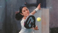 Selebritas Dian Sastrowardoyo terlihat bermain padel. Momen itu diunggah ke Instagram miliknya, Kamis (15/5/2025). Foto: instagram Dian Sastrowardoyo