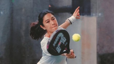 5 Potret Dian Sastrowardoyo Asyik Main Padel