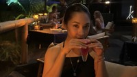 Kecantikan Dinda tetap terpancar meski ia makan di tempat temaram. Masih di Ubud, ia menikmati dessert dan minuman cantik warna pink. Foto: Instagram dindakirana.s