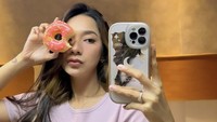 donut-thing, tulis wanita kelahiran 1995 ini di keterangan foto. Ia pamer foto estetik dengan berpose bersama donat. Foto: Instagram dindakirana.s