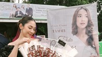 Mirip artis Korea yang kerap dapat food truck sebagai bentuk dukungan dari penggemar, Dinda Kirana juga pernah memamerkannya pada 2022. Ia turut menerima buket isi cokelat kemasan. Foto: Instagram dindakirana.s
